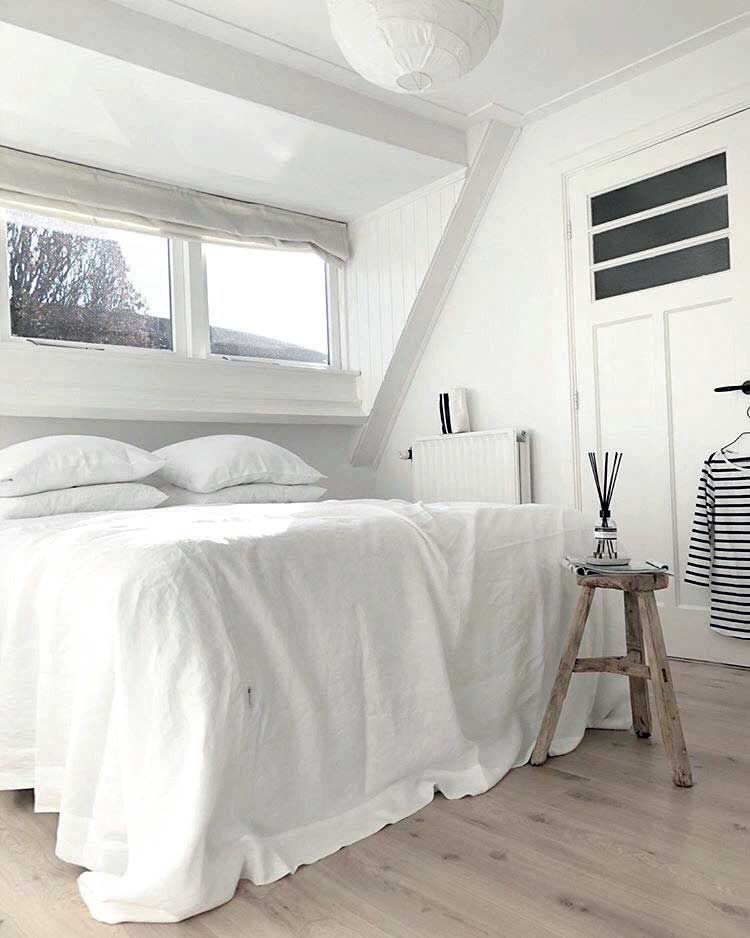 Beyaz yatak odası dekorasyonu