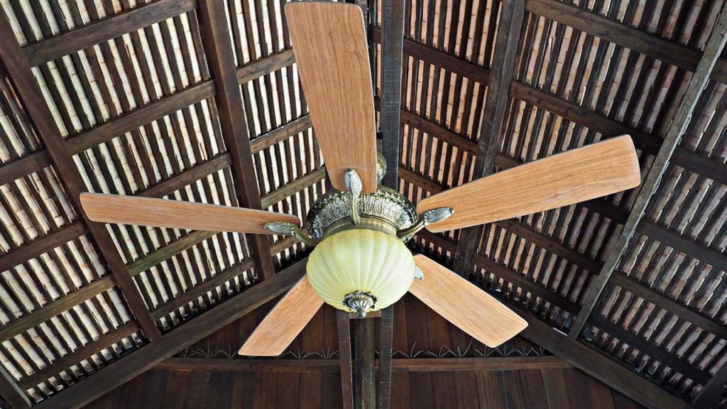 Does a ceiling fan cool the house?